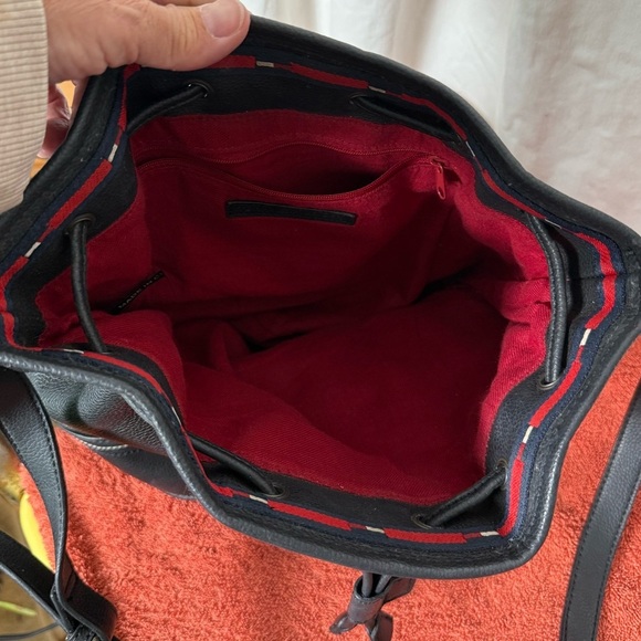 Tommy Hilfiger Black Bucket Bag Adjustable Strap, Interior Pockets, Gathered Top - Picture 10 of 10